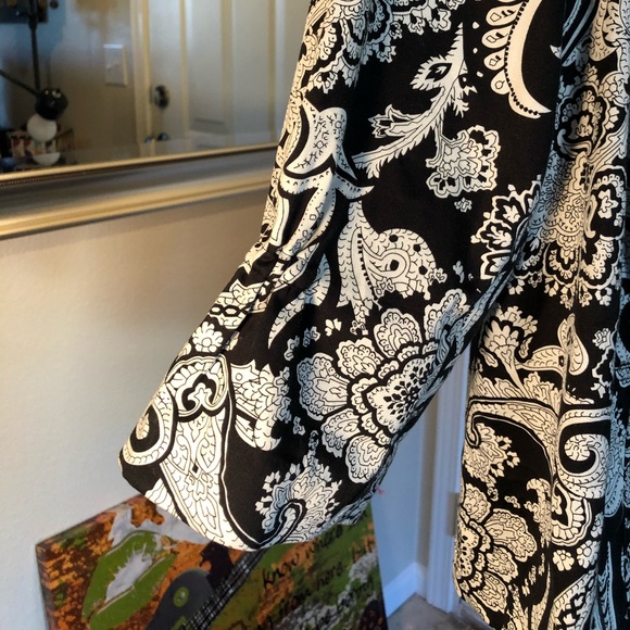 Super cute black and white Paisley top - Picture 5 of 5